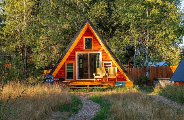 Glacier Nat'l Park A-frame w/hot tub- ElkCalf Mountain A-Frame, GNP basecamp!