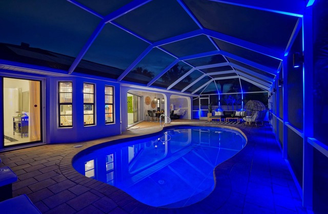 Glamorous 3-Bedroom Villa w/Heated Pool In Sarasota Area.