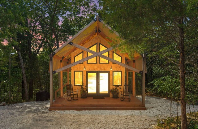 Glamping in the Ozarks! Romantic Getaway 10 Minutes from Downtown Branson