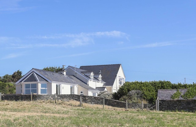 GLANRHYD ISAF, pet friendly, with open fire in Llanfair Yn Neubwll