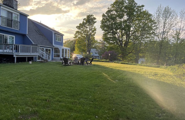 Glass House Getaway- 3 Minutes to Gunstock & Pet Friendly!