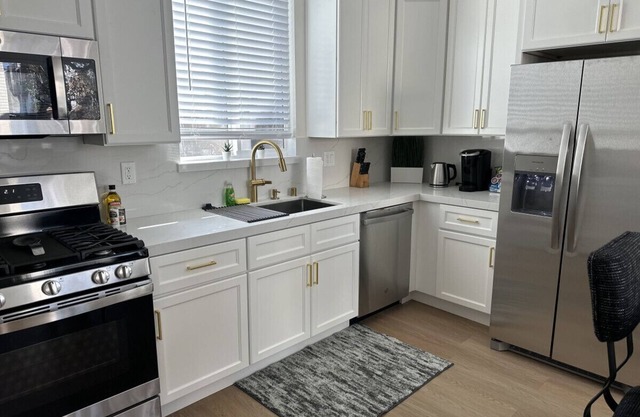 GLENDALE GEM: MODERN 2BR HOUSE BUILT in 2024 w/GARAGE & PRIVATE PATIO p77