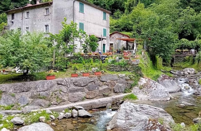 Gli Orti di Mulina (the Apuan Alps with private parking and WiFi)