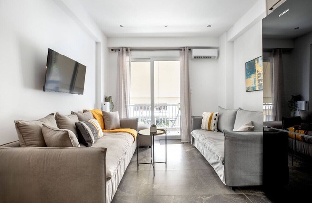 Glimmer 2-Bedroom Apartment in Athens