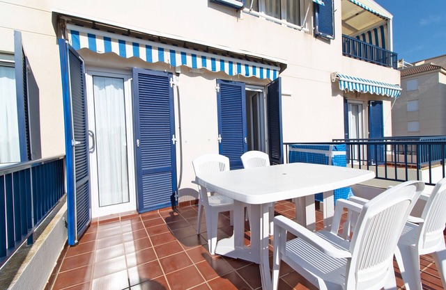 Global Properties: Beautiful apartment with terrace and sea views