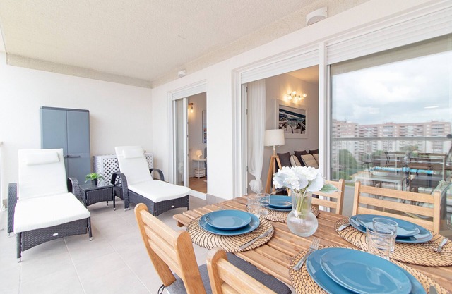 Global Properties: Modern apartment in Canet al Mar