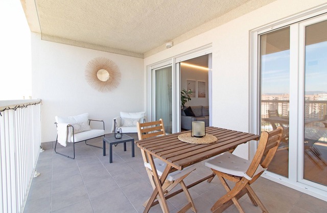 Global Properties: Modern flat with swimming pool and terrace on the beach of Canet