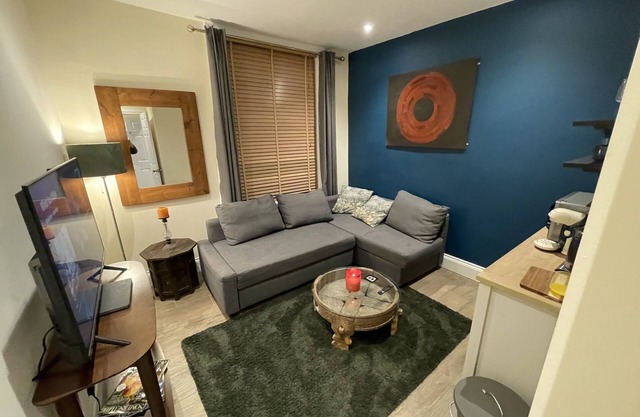 Globe Apartments - Self contained