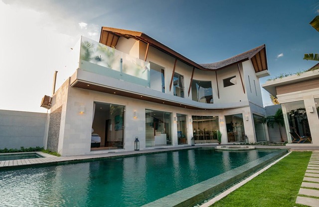 Glorious 4BR Villa, Seminyak! 7Min Walk To Eat Street! W/Private Swimming Pool!