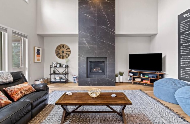 Gnarnia - Closest to Mt. Bachelor! 5BR/3.5BA, Jacuzzi