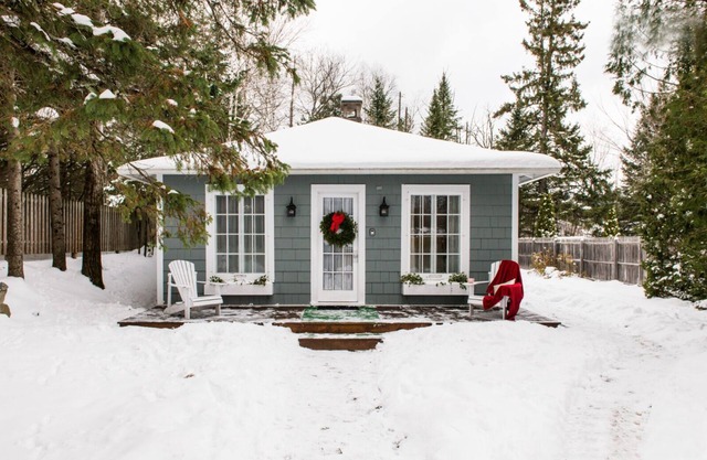★ GO-Cottage ★ Comfort, Charm, Cozy Vibe ★ King Bed ★ Fenced Yard ★ Walk to town