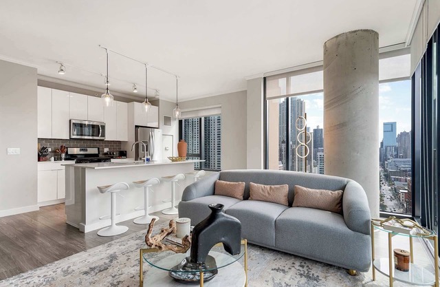 Gold Coast Luxury: 2BR with Sweeping City Vistas