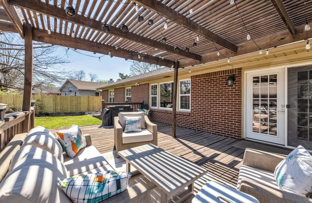 Golden Era Retreat-3 Miles to Expo-Fully-Fenced-Pet Friendly