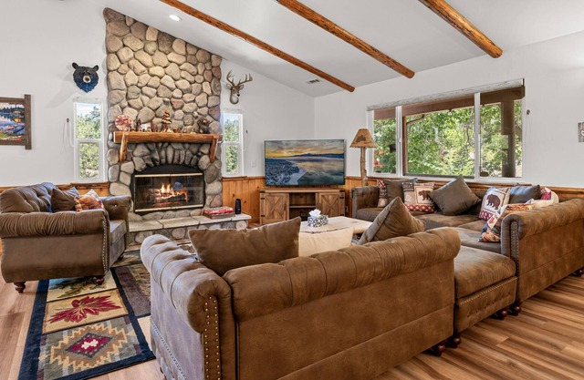 Golden Oak Views - Gorgeous Castle Glen Estates cabin with Pool Table