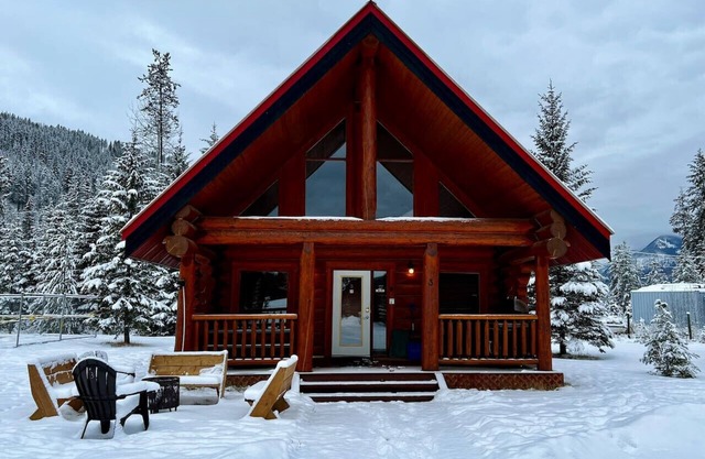 Golden Rustic Cabin Getaway|Loft & Mountain Views!