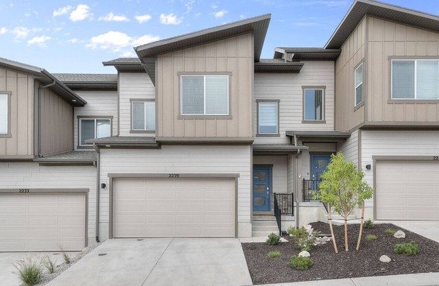 Golden Sunsets in Majestic Peaks