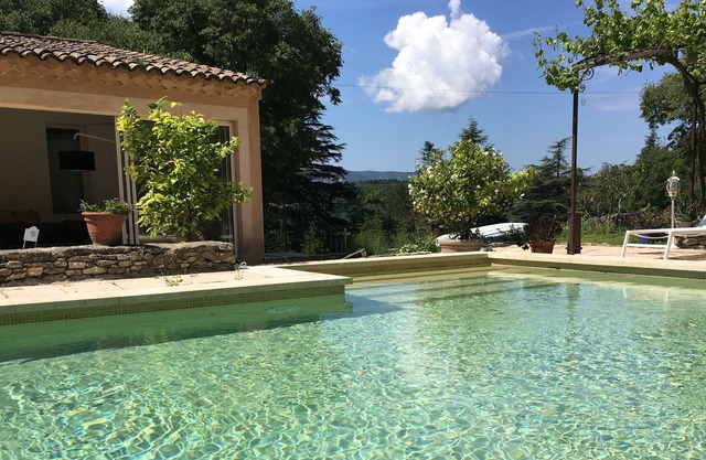 Golden triangle of the Luberon: large villa with heated pool