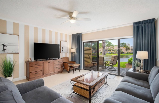 Golf cart, newly renovated villa, pet friendly!