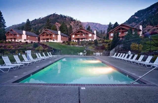 Golf Course View Condo Quick Walk to Downtown Leavenworth & Resort Pools!