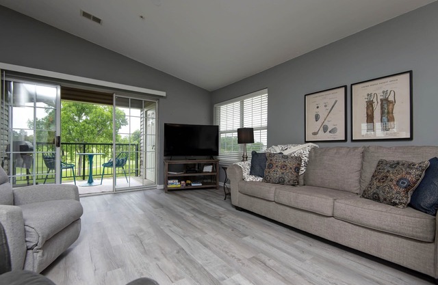 Golf Course Views, Quiet, Comfy, Pet-Friendly at Holiday Hills Golf & Resort