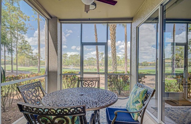 GOLF ENTHUSIASTS? PRESTIGIOUS VANDERBILT COUNTRY CLUB, 2 BED-2 BATH + DEN HOME