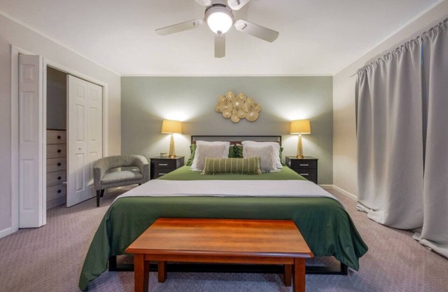 Golf/Fenced/4 BR 3 BA/Guest Suite/East