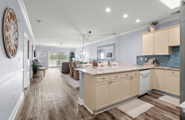 Golf & Sunshine - Spacious Condo Overlooking the Green