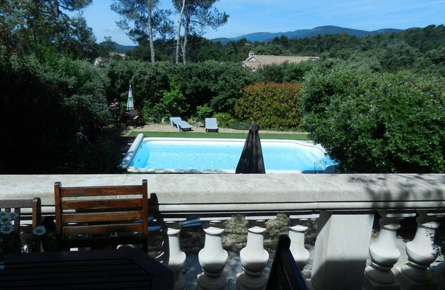 Good equipment for this holiday home with heated pool in the Luberon