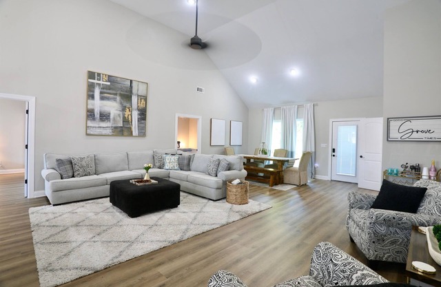 Good Grove Times – 4 King Suites + Porch Swing!