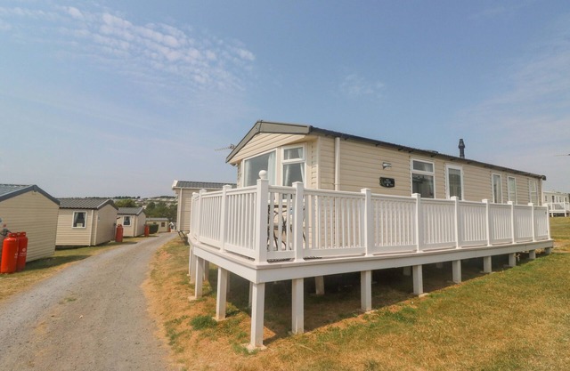 GOODISON DEVON CLIFF, pet friendly, with a garden in Exmouth