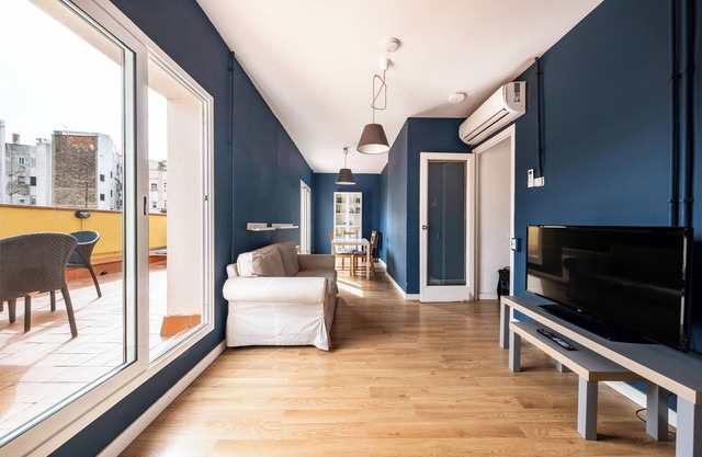 Gorgeous 3 bedroom penthouse with terrace, close to Sants station
