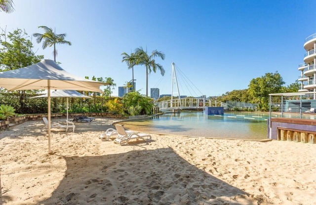 Gorgeous 1-Bed with Balcony, Pool and Sauna