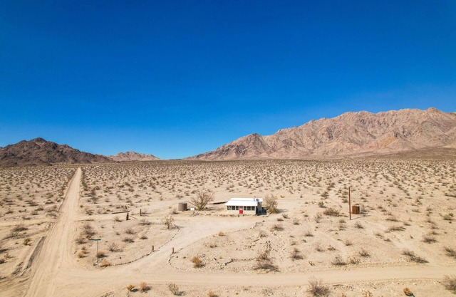 Gorgeous 1 Bedroom House and Artist Studio On The Edge of Wonder Valley