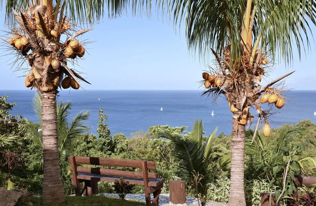 Gorgeous 2 bedroom apartment sea mountain views