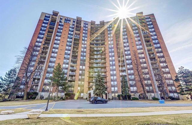 Gorgeous 3 bedroom condo apartment in Square One Mississauga