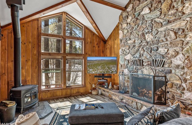 Gorgeous 3 Bedroom Munds Park Cabin w/ 2 fireplaces