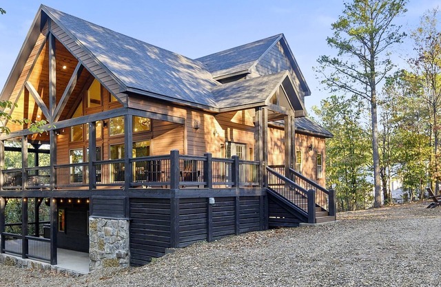 Gorgeous 3 story home, Inviting Bourbon Room, Poker table, Life-size chess, Pet Friendly