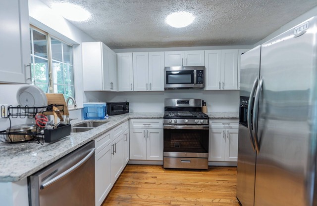 Gorgeous 4-Bed Home Sleeps 20, Near Airport & Downtown!