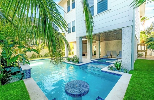 Gorgeous 7 bedroom Beach house 2 minute walk to Beach!