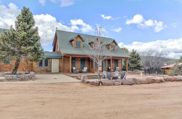 Gorgeous Cabin w/direct trail access for hiking & off roading!