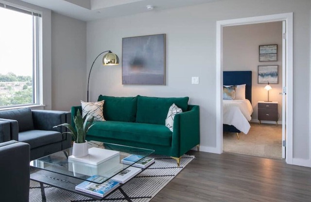 ⚜Gorgeous + Chic 2-Bdrm Apt⚜King Bed ♕FreeParking♕