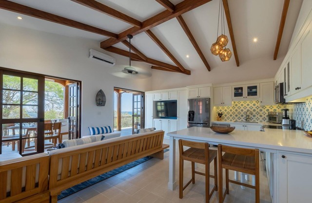 Gorgeous condo with Ocean View a few steps from the Beach