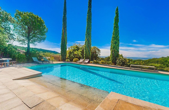 Gorgeous home in Clansayes Clansayes