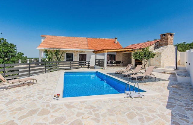 Gorgeous home in Popovici with WiFi