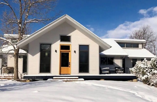 Gorgeous home in the peaceful Wonderland lake neighborhood