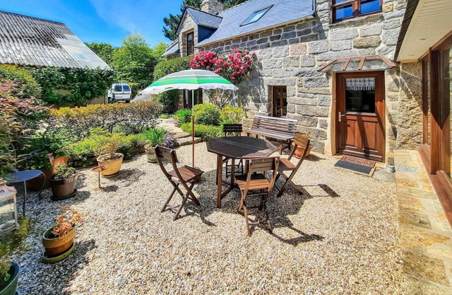 Gorgeous home in Trégunc with kitchen