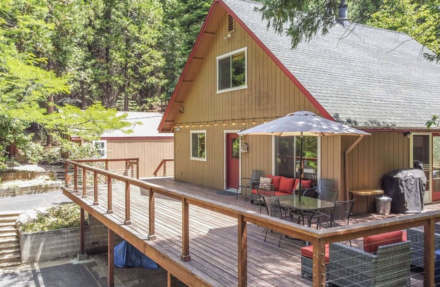 Gorgeous Home on 6 Scenic & Private Acres-Close to many lakes and rivers