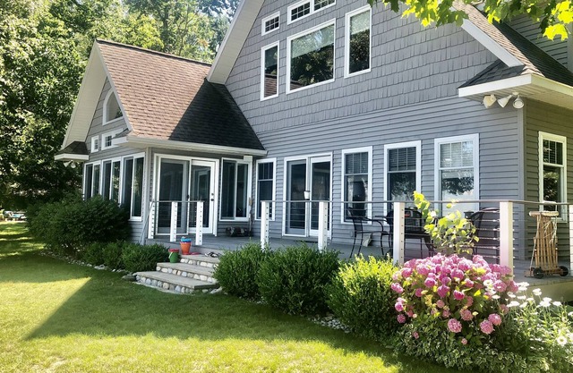 Gorgeous home on sandy beach on West Grand Traverse Bay. Air conditioning.