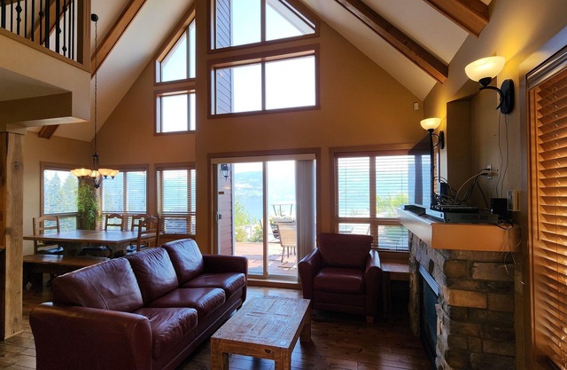 Gorgeous Lakeview 2 Bedroom and Loft Cottage on Lake Okanagan
