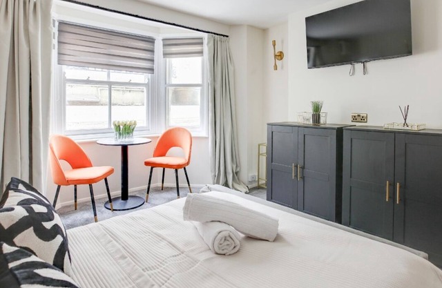 Gorgeous & Modern Studio City Centre Nr Beach & High St by Luxiety Stays
